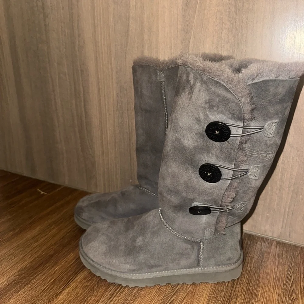Grey Bailey button UGGs - Picture 3 of 7